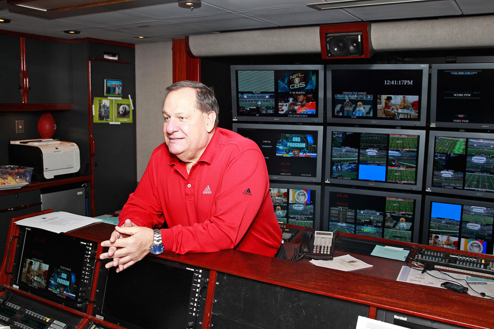 El productor de f&#xFA;tbol americano l&#xED;der, Lance Barrow, en la camioneta de CBS Sports para el enfrentamiento entre los Dallas Cowboys y los Oakland Raiders en noviembre de 2013. Cada semana, su equipo produce lo que los fan&#xE1;ticos quieren ver en sus televisores desde m&#xFA;ltiples c&#xE1;maras ubicadas en todo el estadio. (Fotograf&#xED;a de AP/James D. Smith)