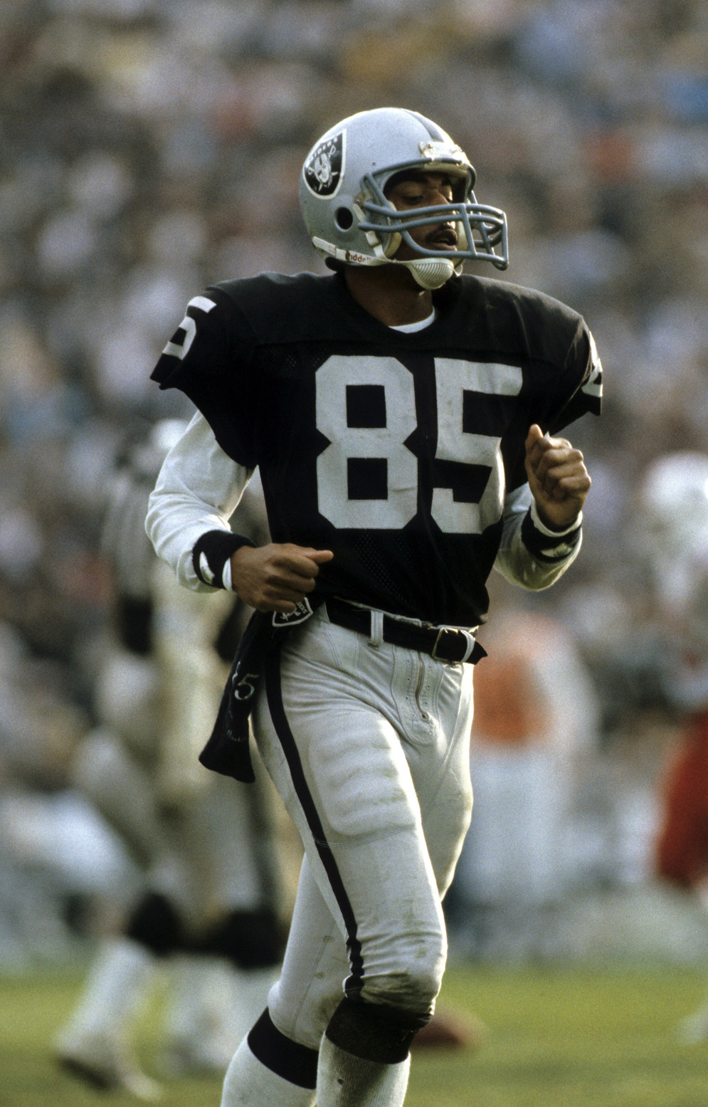 Una decisi&#xF3;n tomada por repetici&#xF3;n instant&#xE1;nea y mal comunicada en octubre de 1986 le concedi&#xF3; al receptor Dokie Williams de los Oakland Raiders una anotaci&#xF3;n en una jugada que deber&#xED;a haberse declarado pase incompleto. (Fotograf&#xED;a de AP/Fotograf&#xED;as de la NFL)