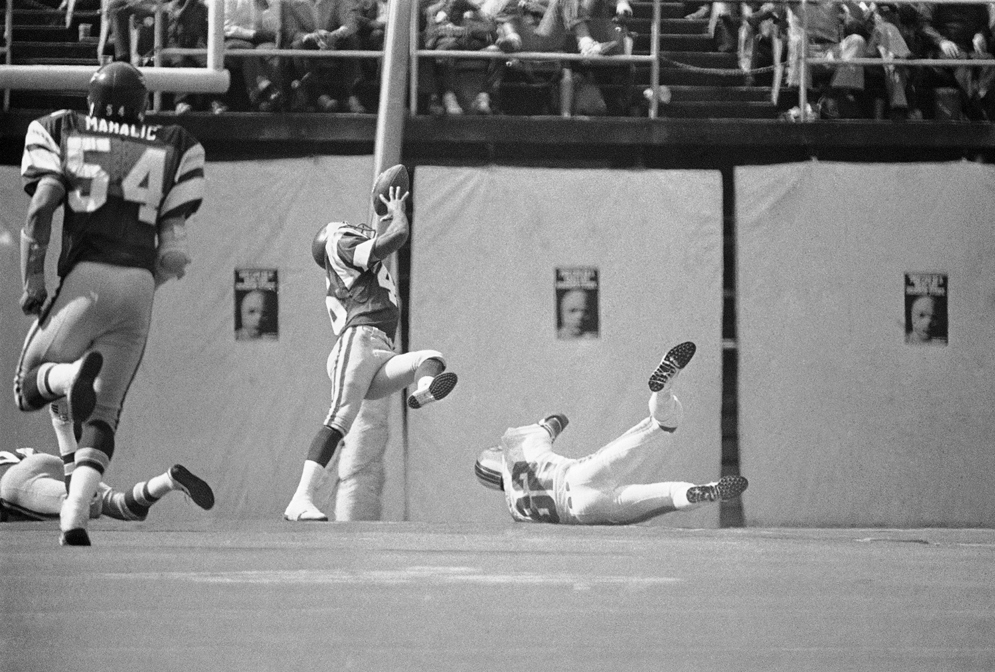 La NFL prob&#xF3; la repetici&#xF3;n instant&#xE1;nea durante el partido del Sal&#xF3;n de la Fama de 1978 y en otros seis partidos de pretemporada de ese a&#xF1;o. Se determin&#xF3; que el sistema a&#xFA;n no estaba listo para los partidos de temporada regular. (Fotograf&#xED;a de AP/Rusty Kennedy)