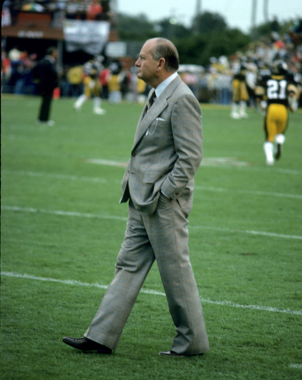 Tex Schramm, presidente y administrador general de los Dallas Cowboys, se acerca a la l&#xED;nea de banda antes del Supertaz&#xF3;n&#xA0;XIII, una derrota 35-31 para los Pittsburgh Steelers el 21 de enero de 1979. (Fotograf&#xED;a de AP/Fotograf&#xED;as de la NFL)