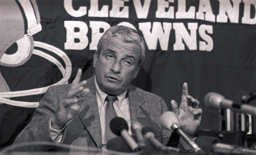 Art Modell, due&#xF1;o de los Cleveland Browns, da un mensaje durante la conferencia de prensa de 1982. (Fotograf&#xED;a de AP/Mark Duncan)