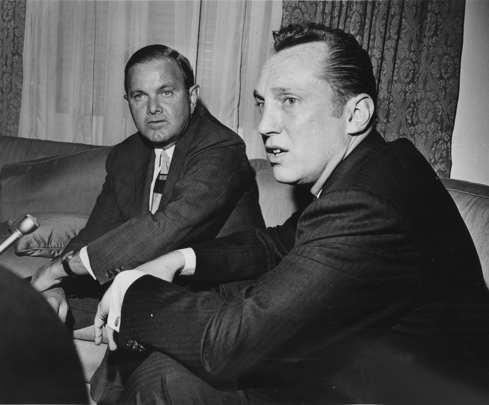 Los miembros del Sal&#xF3;n de la Fama del f&#xFA;tbol americano profesional Al Davis, due&#xF1;o de los Oakland Raiders y Los &#xC1;ngeles Raiders, a la derecha, y Ralph Wilson, due&#xF1;o de los Buffalo Bills, a la izquierda, tuvieron funciones importantes en la formaci&#xF3;n de la AFL emergente y la NFL luego de la fusi&#xF3;n. (Fotograf&#xED;a AP/Ed Kolenovsky)