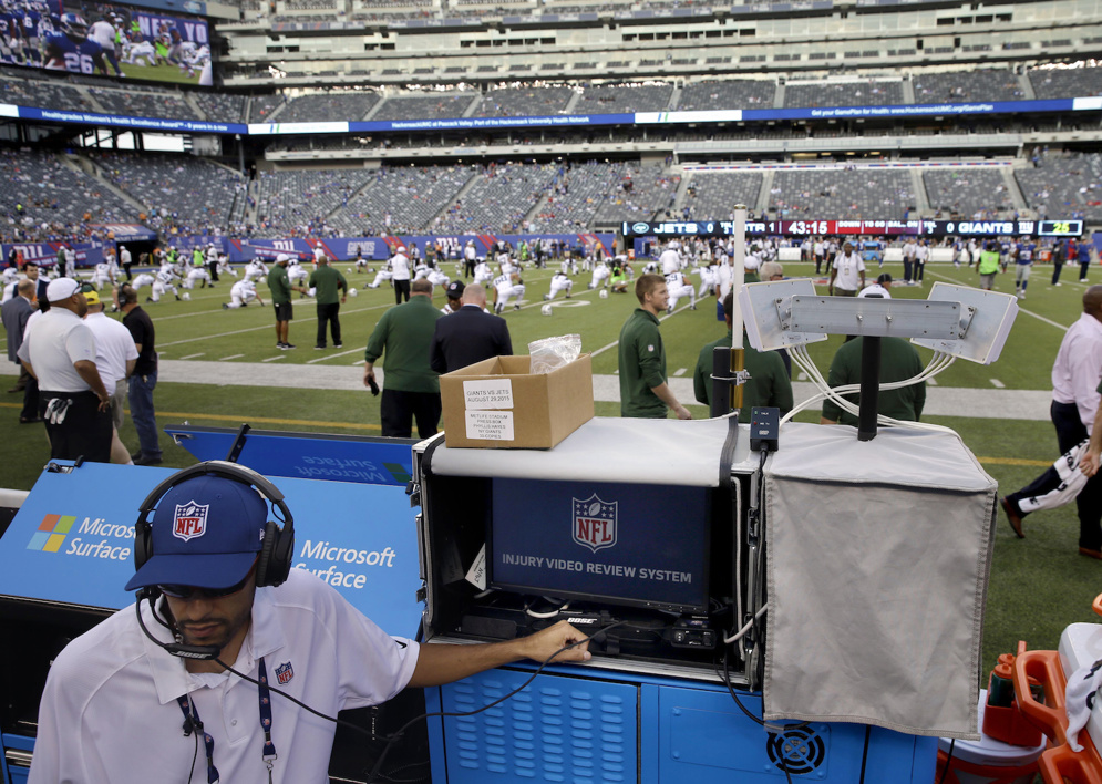 Un empleado de la NFL configura un sistema de revisi&#xF3;n por video utilizado para ayudar a detectar lesiones en el campo durante los partidos de la NFL. En 2015, la NFL otorg&#xF3; a los observadores ATC en el &#xE1;rea de prensa la facultad de pedir un tiempo&#xA0;muerto m&#xE9;dico. (Fotograf&#xED;a de AP/Seth Wenig)