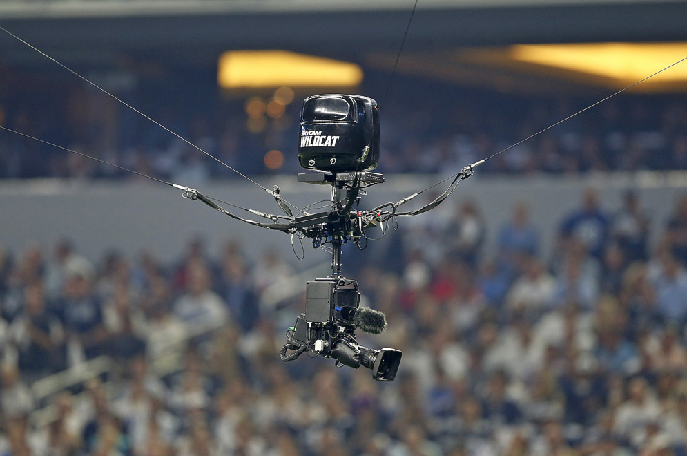 La c&#xE1;mara de televisi&#xF3;n a&#xE9;rea se encuentra suspendida sobre el campo durante un partido entre los Dallas Cowboys y los New York Giants en el AT&amp;amp;T Stadium. (James D. Smith v&#xED;a AP)